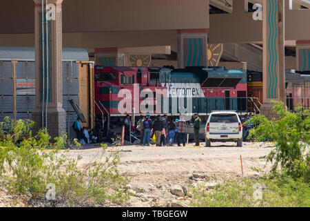 Un U.S. Pattuglia di Confine Agent controlla i documenti di identificazione di un gruppo di migranti detenuti al di sotto di una superstrada cavalcavia in El Paso Texas il 29 maggio 2 Foto Stock