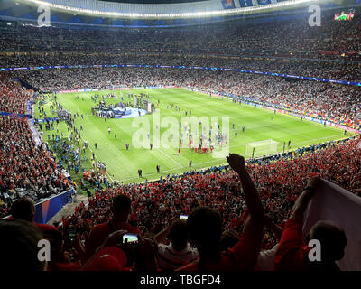 Vista dalla estremità di Liverpool in Wanda Metropolitano stadium come tifosi del Liverpool e celebrare la squadra vincendo la finale di UEFA Champions League, 1 giugno 2019. Foto Stock