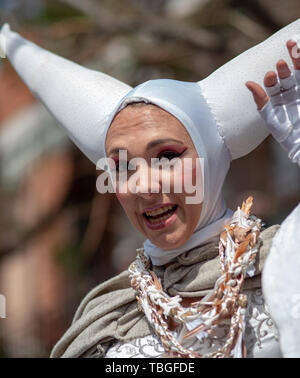 Maggio 01, 2019 la città di El Alamo, Guadalajara, Spagna, mercato medievale. Gli abitanti della città di El Alamo mascherano ed eseguire in str Foto Stock