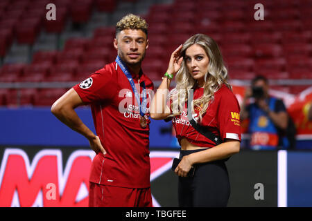 Alex Oxlade-Chamberlain di Liverpool con la sua ragazza e un po' di Mix performer, Perrie Edwards - Tottenham Hotspur v Liverpool, la finale di UEFA Champions League 2019, Wanda Metropolitano Stadium, Madrid - 1 giugno 2019 Foto Stock