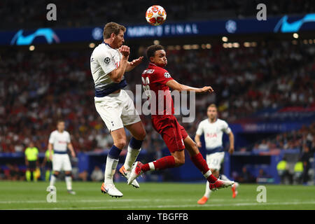 Trento Alexander-Arnold di Liverpool cancella la palla da Jan Vertonghen del Tottenham Hotspur - Tottenham Hotspur v Liverpool, la finale di UEFA Champions League 2019, Wanda Metropolitano Stadium, Madrid - 1 giugno 2019 Foto Stock