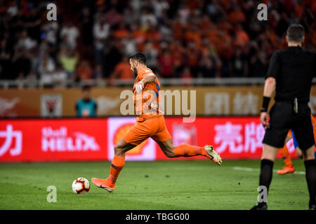 Il calcio italiano player Graziano Pelle dello Shandong Luneng Taishan dribbling contro Jiangsu Suning nel loro dodicesimo round corrispondere durante il 2019 Chinese Football Association Super League (CSL) in Ji'nan city, est della Cina di provincia di Shandong, 1 giugno 2019. Shandong Luneng Taishan giocato disegnare di Jiangsu Suning 1-1. Foto Stock