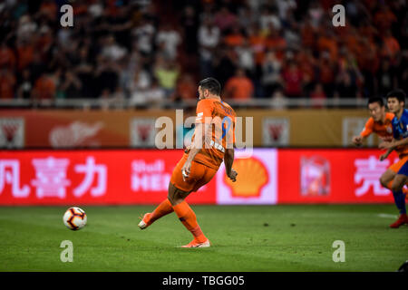 Il calcio italiano player Graziano Pelle dello Shandong Luneng Taishan dribbling contro Jiangsu Suning nel loro dodicesimo round corrispondere durante il 2019 Chinese Football Association Super League (CSL) in Ji'nan city, est della Cina di provincia di Shandong, 1 giugno 2019. Shandong Luneng Taishan giocato disegnare di Jiangsu Suning 1-1. Foto Stock