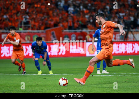 Il calcio italiano player Graziano Pelle dello Shandong Luneng Taishan dribbling contro Jiangsu Suning nel loro dodicesimo round corrispondere durante il 2019 Chinese Football Association Super League (CSL) in Ji'nan city, est della Cina di provincia di Shandong, 1 giugno 2019. Shandong Luneng Taishan giocato disegnare di Jiangsu Suning 1-1. Foto Stock