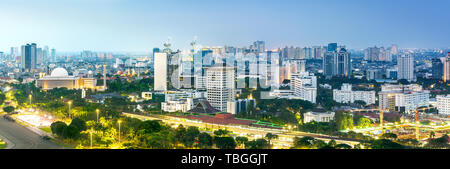 Vista panoramica sullo skyline di Jakarta con simbolo iconico ama la Moschea Istiqlal e grattacieli nel pomeriggio. Jakarta, Indonesia Foto Stock