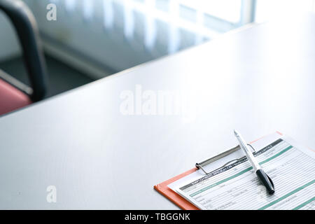 In cerca di lavoro concetto, riempiendo le informazioni in un'occupazione modulo applicazione Foto Stock