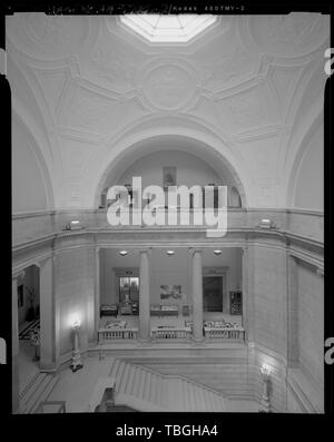 Scale HALL, guardando ad ovest dal terzo piano libreria gratuita di Philadelphia, Central Library 1901 Vine Street, Philadelphia, Contea di Philadelphia, PA Trumbauer, Orazio, architetto di Abele, Julian, architetto Carnegie, Andrew, finanziere alleanza di conservazione per una maggiore Philadelphia, sponsor Foto Stock