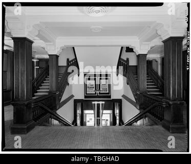 Scala principale e ingresso dalla strada, vista guardando ad ovest dall'entrata interna Academy Building, 68114 South Main Street, Fall River, Bristol County, MA Hartwell e Swasey Borden, Nathaniel B Foto Stock