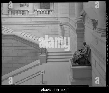 Scale HALL, che mostra la statua di George S. PEPE, guardando giù dal secondo piano libreria gratuita di Philadelphia, Central Library 1901 Vine Street, Philadelphia, Contea di Philadelphia, PA Trumbauer, Orazio, architetto di Abele, Julian, architetto Carnegie, Andrew, finanziere alleanza di conservazione per una maggiore Philadelphia, sponsor Foto Stock