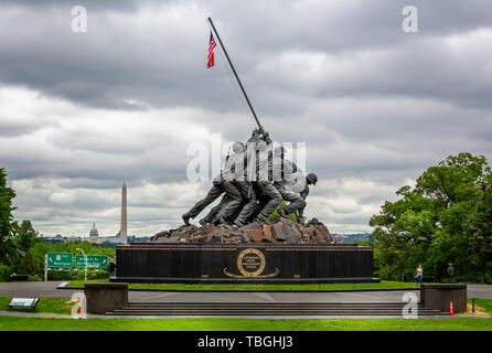Stati Uniti Marine Corp War Memorial raffigurante la piantagione di bandiera su Iwo Jima nella seconda guerra mondiale con Washington Memorial e Capitol Building in background in Arli Foto Stock