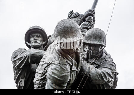 Stati Uniti Marine Corp War Memorial raffigurante la piantagione di bandiera su Iwo Jima in WWII in Arlington, Virginia, Stati Uniti d'America il 13 maggio 2019 Foto Stock