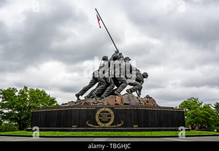 Stati Uniti Marine Corp War Memorial raffigurante la piantagione di bandiera su Iwo Jima in WWII in Arlington, Virginia, Stati Uniti d'America il 13 maggio 2019 Foto Stock