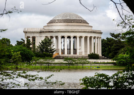 Vista incorniciata del Jefferson Memorial da tutto il bacino di marea a Washington DC, Stati Uniti d'America il 13 maggio 2019 Foto Stock