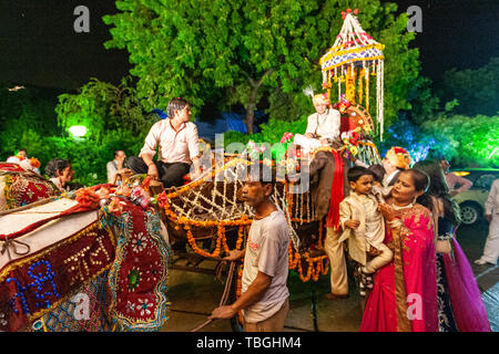 Lo sposo ingresso in un cavallo carrello in Indian la celebrazione dei matrimoni in Agra, Uttar Pradesh, India Foto Stock
