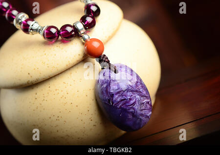 Amethyst pendant purple tooth black garnet crystal bracelet necklace wool chain Foto Stock