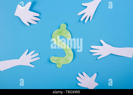 Molte mani estese di soldi in stile cartone animato Foto Stock