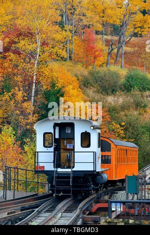 MT Washington, New Hampshire - Ott 13: turismo treno alla gamma della montagna con il fogliame in ottobre 13, 2015 in New Hampshire. Washington Mt è la vetta più alta nel nord-est America. Foto Stock