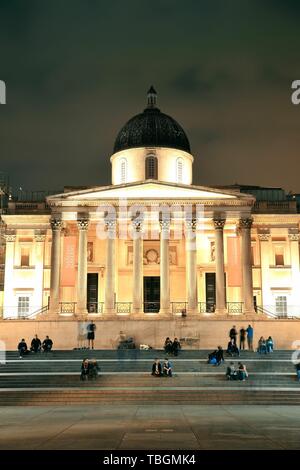 LONDON, Regno Unito - Sep 27: National Gallery in Trafalgar Square e il 27 settembre 2013 a Londra, Regno Unito. Londra è il mondo più visitato la città e la capitale del Regno Unito. Foto Stock