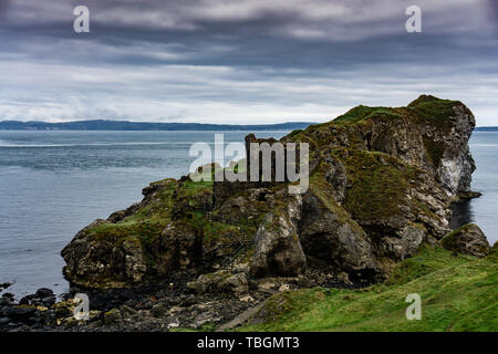 Irlanda del Nord, Kinbane capezzagna, Maggio 2019: i ruderi del castello Kinbane sulla testa Kinbane Foto Stock