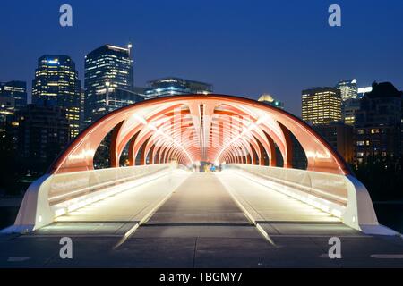 CALGARY, Canada - 27 agosto: Ponte di Pace di notte il 27 agosto 2015 a Calgary, Canada. Progettato da Santiago Calatrava, il ponte pedonale collegare attraverso il Fiume Bow e il punto di riferimento della citta'. Foto Stock