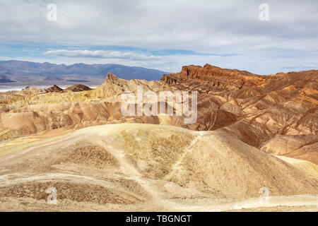 Giallo sabbia formazioni in Zabriskie Point nel Parco Nazionale della Valle della Morte, CALIFORNIA, STATI UNITI D'AMERICA Foto Stock