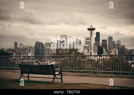 La città di Seattle vista da Kerry Park con architettura urbana e panca. Foto Stock