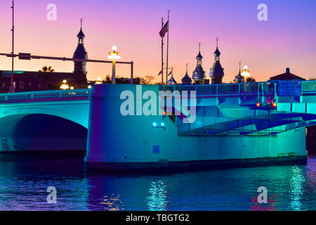 Baia di Tampa, Florida. Gennaio 05, 2019. Lightblue ponte illuminato in West Kennedy Boulevard e vista dall'alto di Henry B. impianto Museo sul tramonto backgroun Foto Stock