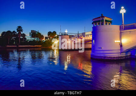 Baia di Tampa, Florida. Gennaio 19 , 2019 . Ponte illuminato in Ovest Viale Kennedy sulla notte blu dello sfondo. Foto Stock