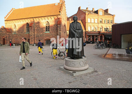 Studenter ho studentstaden Lund. Staty av häradsprosten Henrik Schartau (1757-1825), strax intill Lunds domkyrka. / Studenti nello studente Città di Lund. Statua di Henrik Schartau (1757-1825), proprio accanto alla cattedrale di Lund. Foto Stock