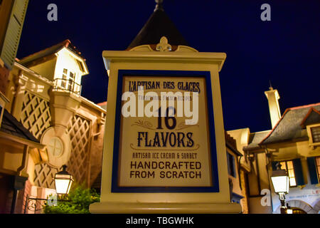 Orlando, Florida . Marzo 27, 2019. Vista dall'alto di L'artigiano des glacés gelato segno sullo splendido sfondo in Francia Pavilion a Epcot in Walt Disney Foto Stock