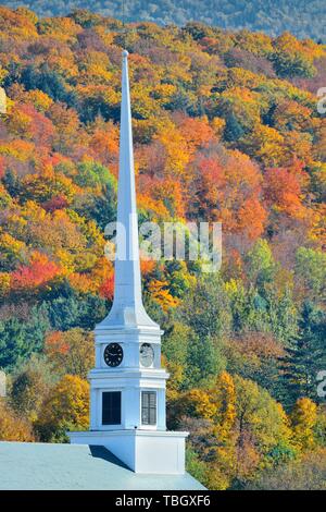 Stowe in autunno con foglie colorate e la chiesa della comunità nel Vermont Foto Stock