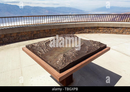 DEATH VALLEY, CALIFORNIA, STATI UNITI D'AMERICA - Aprile 4, 2019: modello del bacino Badwater e montagne su Dante di punto di vista. In California, Stati Uniti d'America Foto Stock