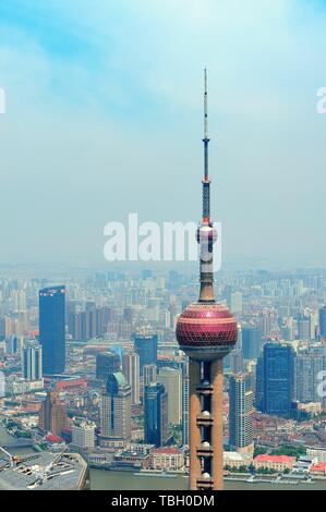 SHANGHAI, Cina - 28 Maggio: Oriental Pearl Tower oltre il fiume su 28 Maggio 2012 a Shanghai in Cina. La torre era il più alto struttura in Cina ad esclusione di Taiwan da 1994-2007 e il punto di riferimento di Shanghai. Foto Stock