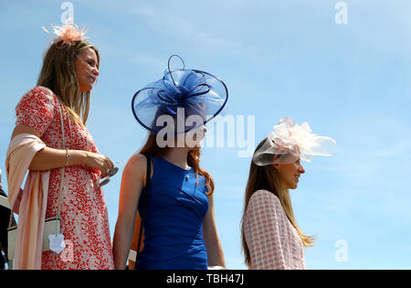 Racegoers immergetevi nell'atmosfera durante il Derby giorno del 2019 Investec Derby Festival presso la Epsom Racecourse, Epsom. Foto Stock