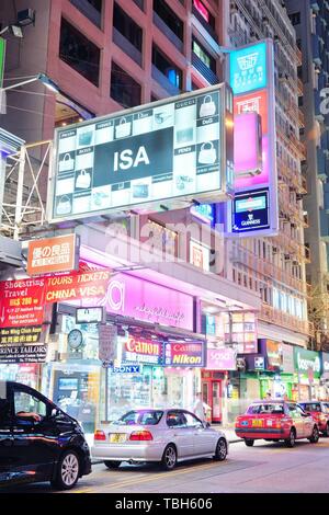 HONG KONG, CINA - 23 APR: la strada affollata vista di notte il 23 aprile 2012 a Hong Kong, Cina. Con 7M popolazione e terra di massa di 1104 kmq, è una delle più fitte aree in tutto il mondo. Foto Stock