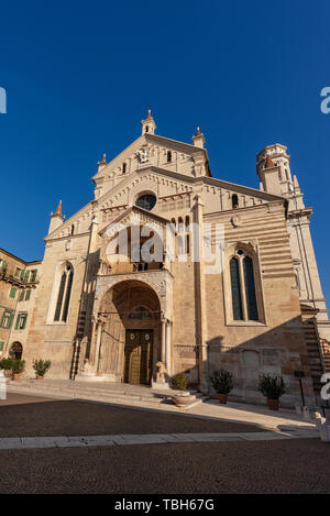 La facciata della Cattedrale di Verona in stile romanico rinascimentale (1187 - sito patrimonio mondiale dell'UNESCO) - Santa Maria Matricolare - Veneto, Italia, Europa Foto Stock