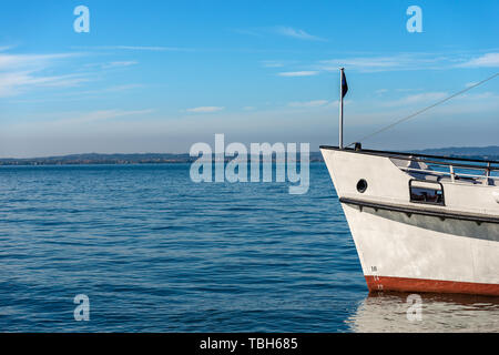 Prua di una barca di traghetto Lago di Garda Lago di Garda) di fronte al porto di Lazise, piccola città del Veneto, Italia, Europa Foto Stock