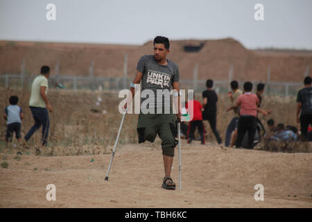 La striscia di Gaza, la Palestina. 31 Maggio, 2019. I dimostranti palestinesi si scontrano con le truppe israeliane a seguito della protesta tende dove i Palestinesi rivendicano il diritto di tornare in patria al confine Israel-Gaza. Credito: Ramez Habboub/Pacific Press/Alamy Live News Foto Stock