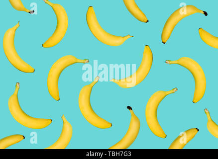 Eccezionale banana giallo pastello su sfondo blu. Frutti cadono dalla parte superiore a quella inferiore Foto Stock