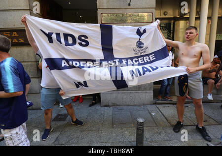 Tottenham sostenitori nelle strade di Madrid, prima della finale di Champions League di Liverpool v Tottenham Hotspur a Wanda Metropolitan Stadium nella capitale spagnola il sabato notte. Foto Stock