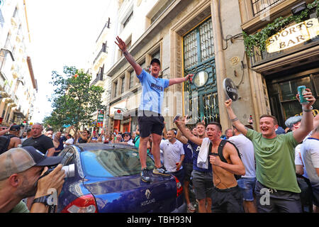Tottenham sostenitori nelle strade di Madrid, prima della finale di Champions League di Liverpool v Tottenham Hotspur a Wanda Metropolitan Stadium nella capitale spagnola il sabato notte. Foto Stock