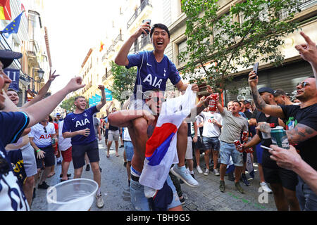 Tottenham sostenitori nelle strade di Madrid, prima della finale di Champions League di Liverpool v Tottenham Hotspur a Wanda Metropolitan Stadium nella capitale spagnola il sabato notte. Foto Stock