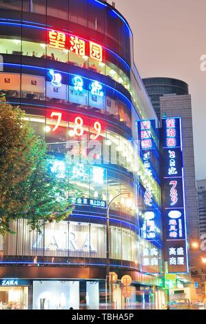 SHANGHAI, Cina - 28 Maggio: Nanjing Road street vista notturna su 28 Maggio 2012 a Shanghai in Cina. Nanjing Road è a 6km lunga come la più lunga del mondo quartiere dello shopping con 1M i visitatori al giorno. Foto Stock