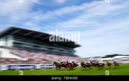 Ornato cavalcato da fantino Phil Dennis (sinistra) sul modo di vincere la Investec Dash Handicap durante il Derby giorno del 2019 Investec Derby Festival presso la Epsom Racecourse, Epsom. Foto Stock