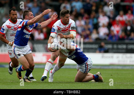 Saint Helens Louie McCarthy-Scarsbrook e Wakefield Trinità di George re durante la Challenge Cup Quarti di Finale al totalmente Wicked Stadium, St Helens. Foto Stock