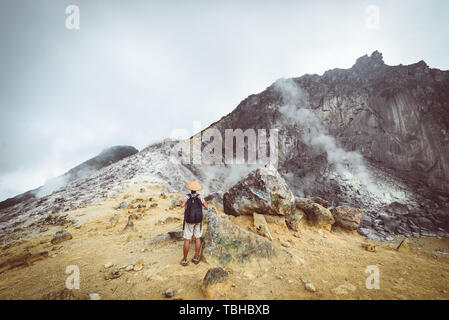 Sibayak vulcano Caldera attiva il vapore, famosa destinazione di viaggio monumento naturale in Berastagi Sumatra Indonesia. Per turisti in cerca di visualizzare, travelin Foto Stock