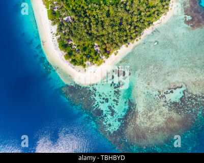 Antenna top down vista Isole Banyak Sumatra arcipelago tropicale Indonesia, nella provincia di Aceh, Coral reef spiaggia di sabbia bianca. Top travel destinazione turistica migliore di Foto Stock