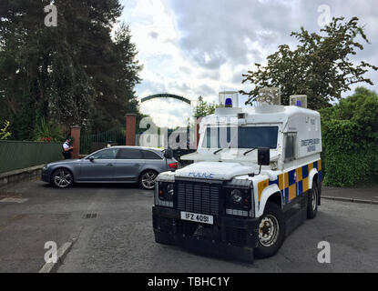 Polizia ed esercito bomb disposal esperti di Shandon Park Golf Club nella zona est di Belfast per esaminare un dispositivo sospetto sotto una macchina nel parcheggio. Un torneo speciale che si terrà presso il Parco Shandon club è stato annullato e almeno 70 persone evacuate. Foto Stock