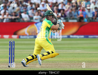 Australia il capitano Aaron Finch raggiunge la sua corsa di mezzo secolo durante la partita di gruppo della Coppa del mondo di cricket ICC al Bristol County Ground. Foto Stock