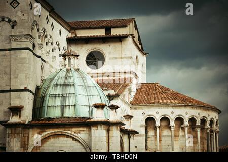 San Martino Cattedrale closeup nella città medievale di Lucca in Italia. Foto Stock